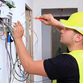 Kiểm tra hệ thống điện định kỳ – Bảo vệ an toàn cho gia đình